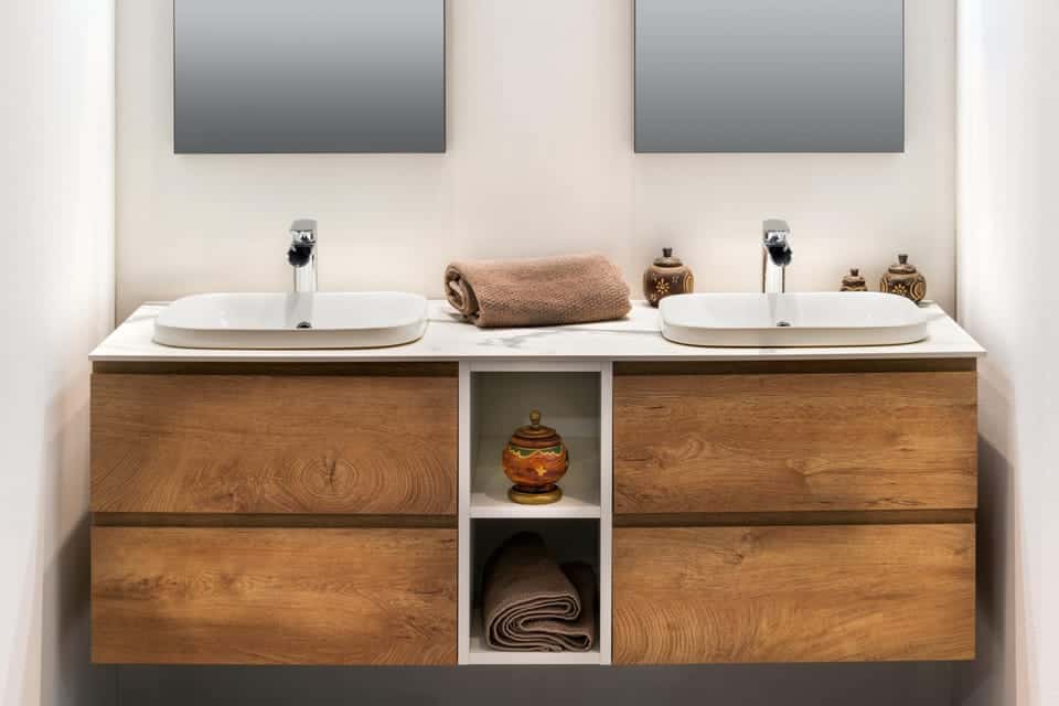 Baño moderno con doble lavabo y espejos