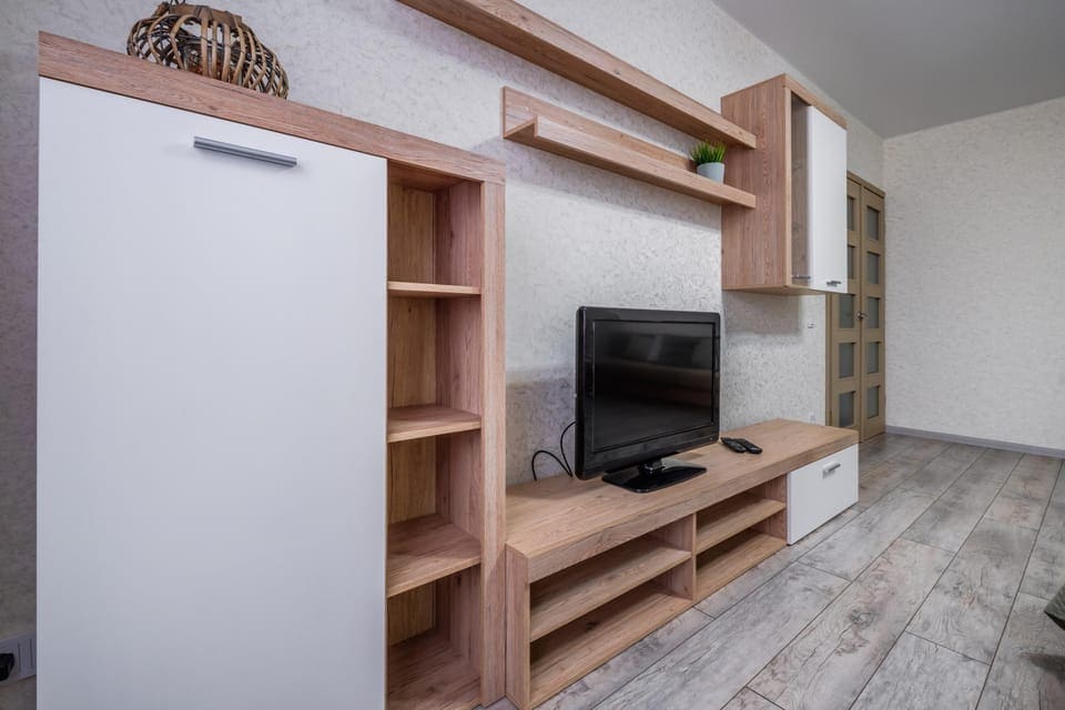 Sala de estar moderna con mueble de televisión.