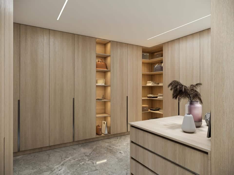 Vestidor moderno con armarios de madera clara.