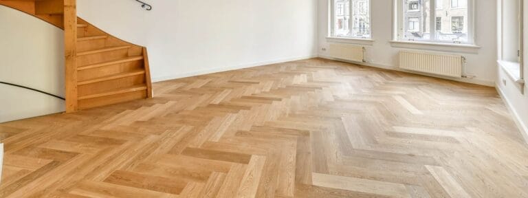 Sala vacía con suelo de madera clara.