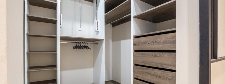 Armario empotrado con estantes y cajones de madera