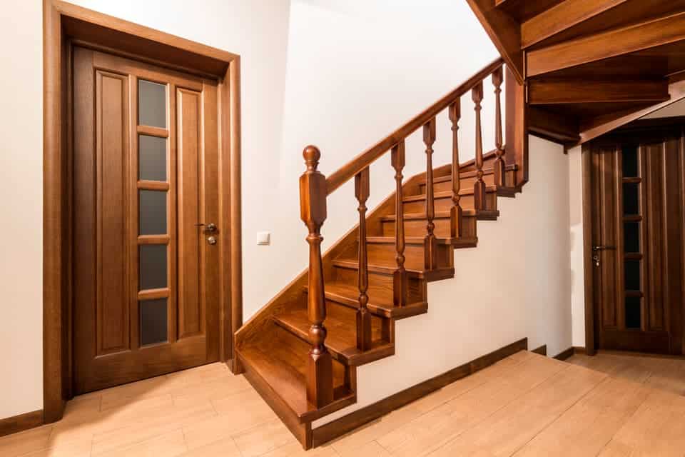 Escalera principal de madera