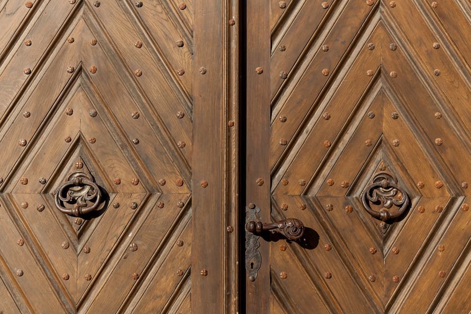 Puertas de madera ranuradas