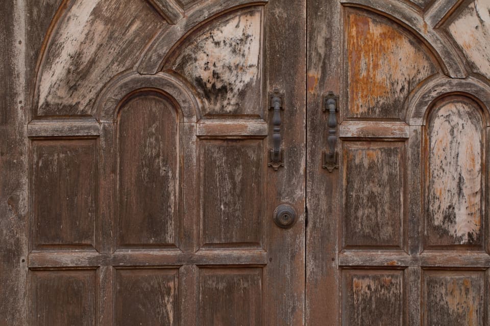 Puertas de madera refundidas