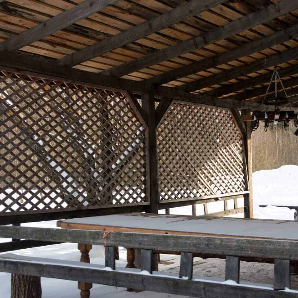 Pérgola de madera en un día nevado.