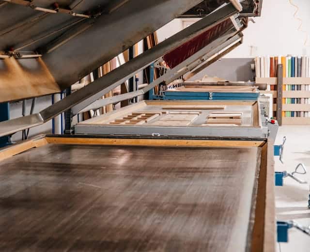 Mesa de trabajo en taller de carpintería