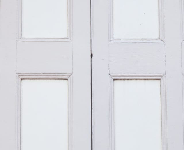 Puerta de madera blanca cerrada